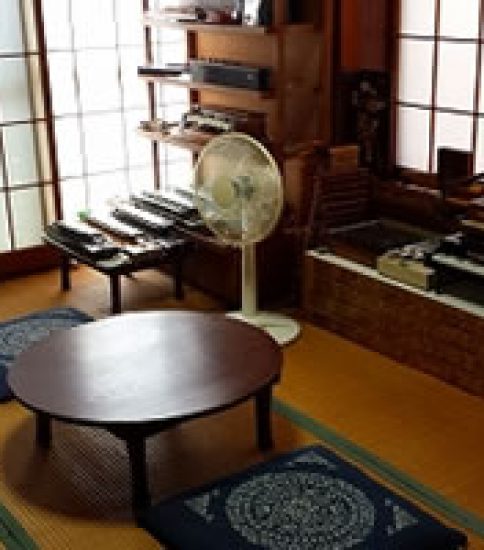 昔の花嫁道具“箏”の細工に感動する「及川鳴り物博物館」